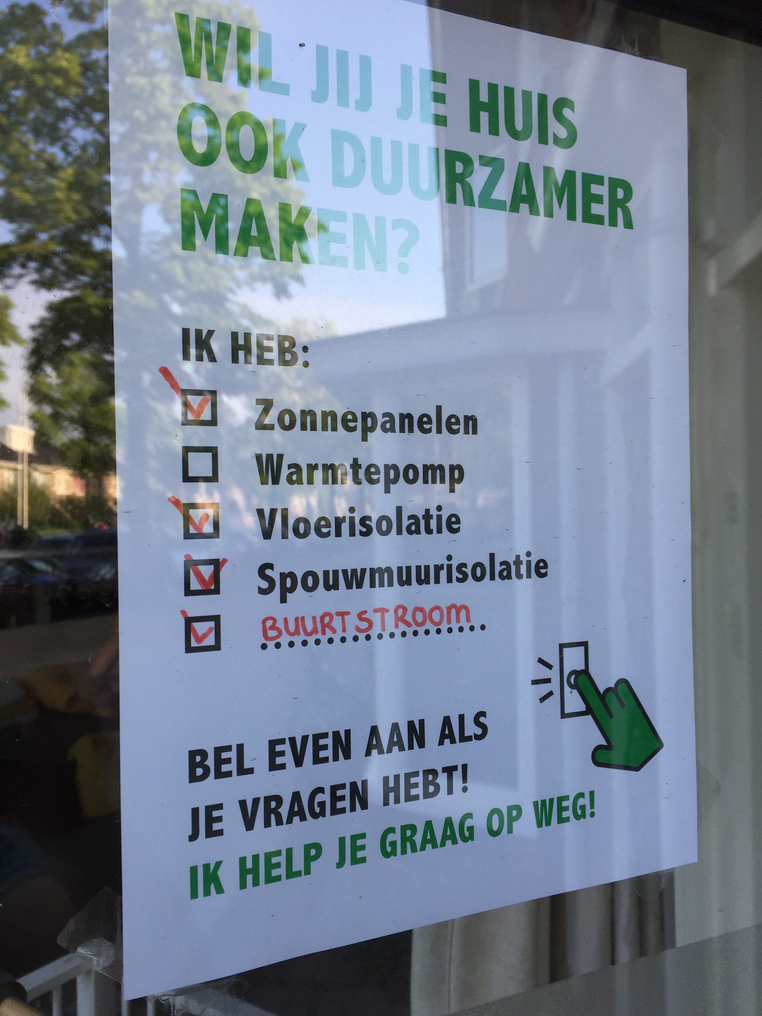 Duurzame poster achter raam geplakt