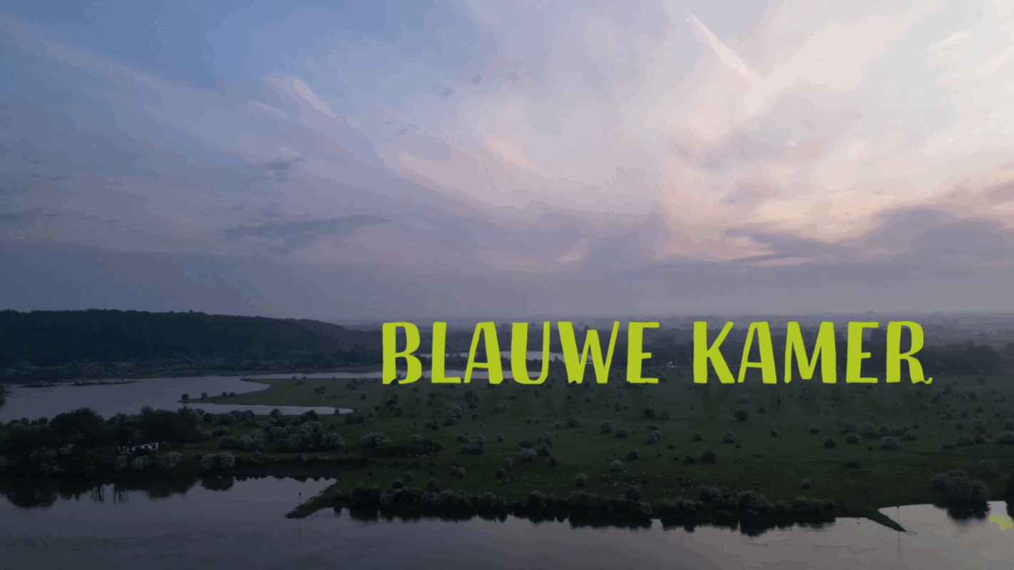 Dronebeeld van de Blauwe Kamer vermengt met animatie typografie ter illustratie van combinatie live-action en animatie door animatiestudio Creative Beards