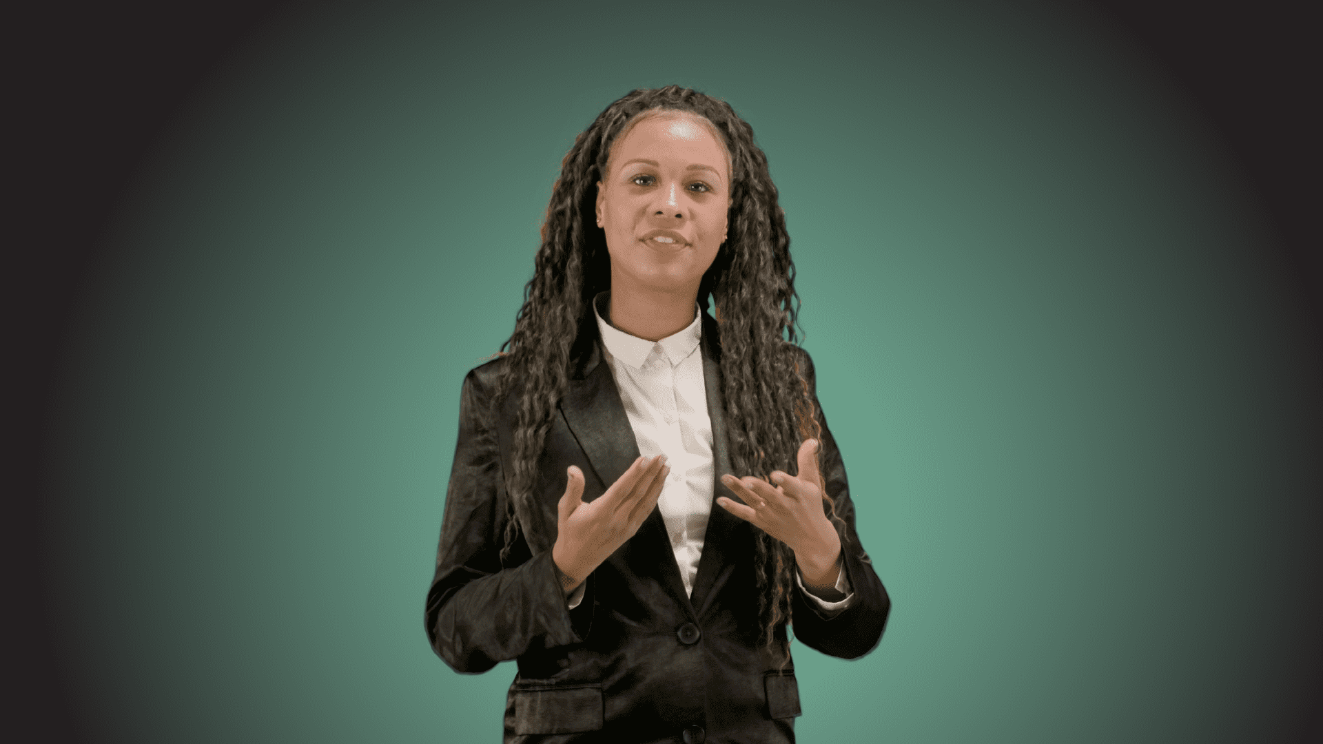 Beeld van presentatrice voor een bewerkt green-screen met nette outfit aan ter illustratie van NOSop3 achtige animatie laten maken