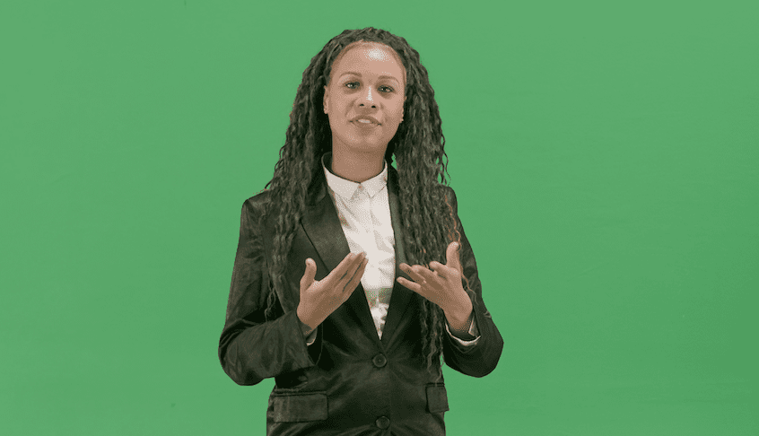 Beeld van presentator met groene achtergrond als voorbeeld van NOSop3 explainer met presentatie