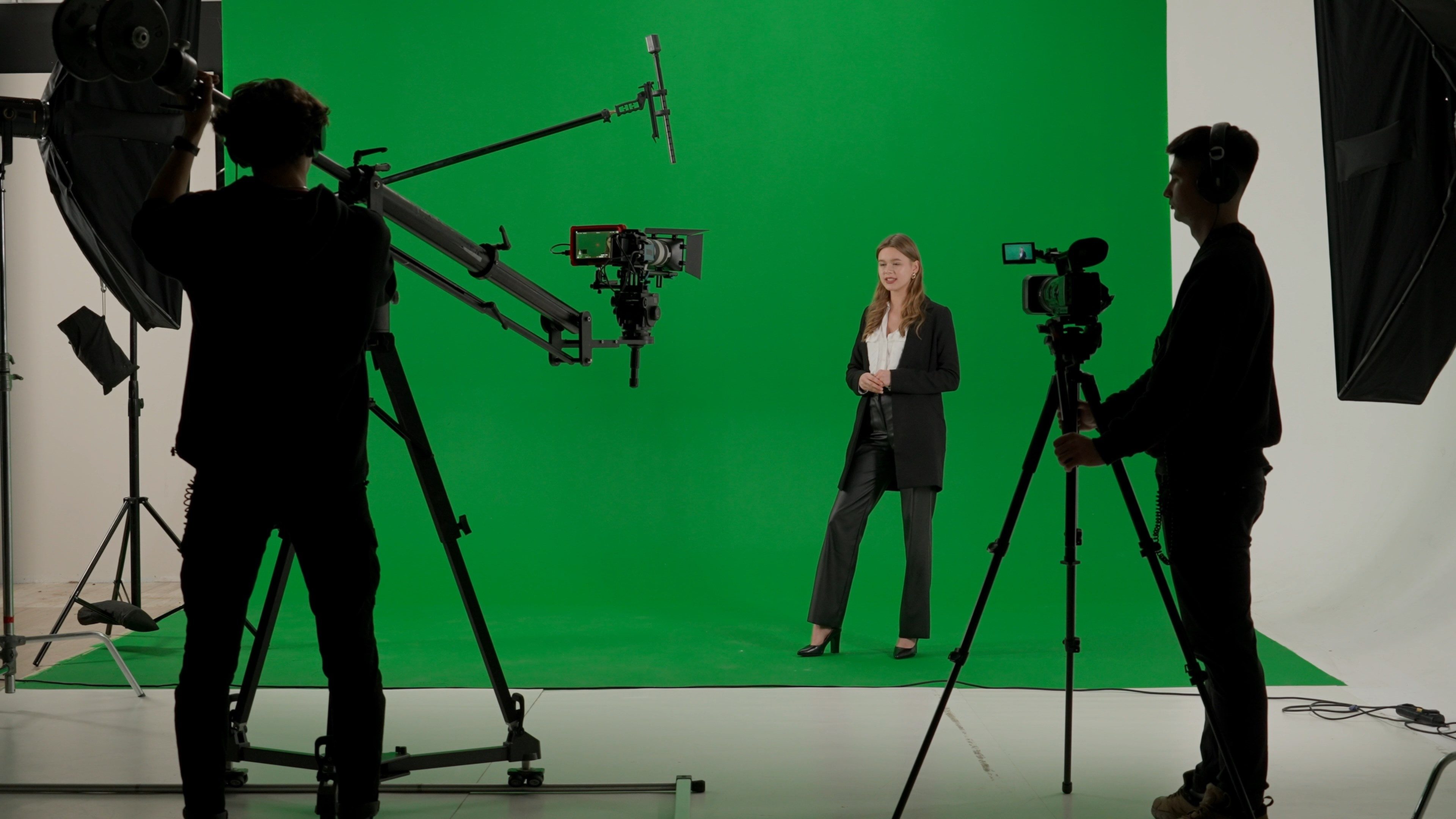 Foto van vrouw voor green-screen in studio ter illustratie van NOSop3 filmpje laten maken